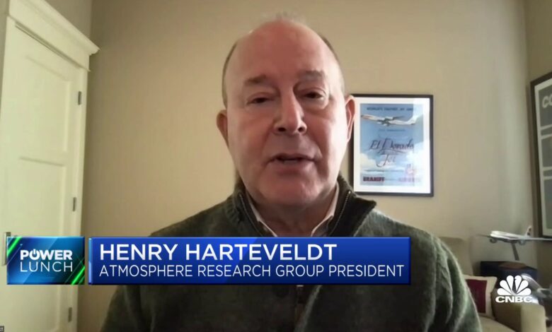 Thanksgiving will be a 'solid time' for airlines and hotels, says Atmosphere Research's Henry Harteveldt