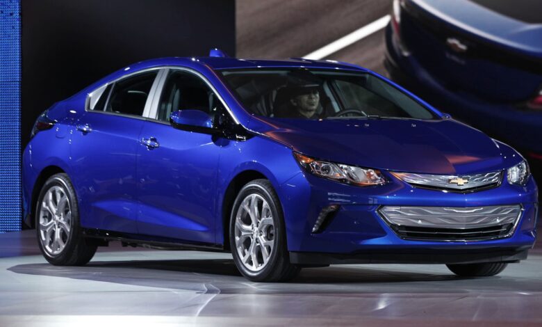 GM to release plug-in hybrid vehicles, backtracking on product plans