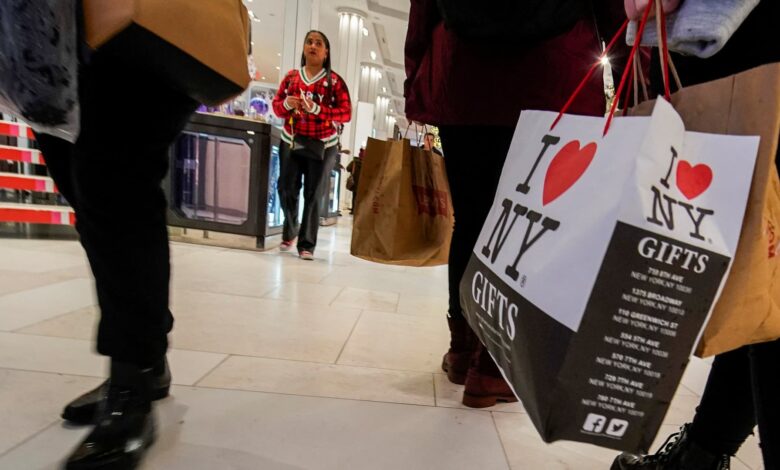 Consumer spending rises in December to end solid holiday season, CNBC/NRF Retail Monitor shows